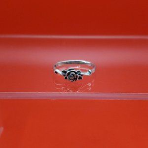 Size 7 925 Sterling Silver Odd Beautiful Flower Ring